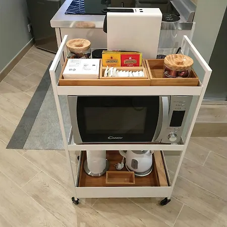 A Delightful Wedding Favor In The Heart Of דירה